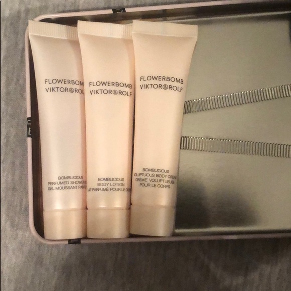 🌸Viktor & Rolf Flowerbomb🌸 - Picture 4 of 7